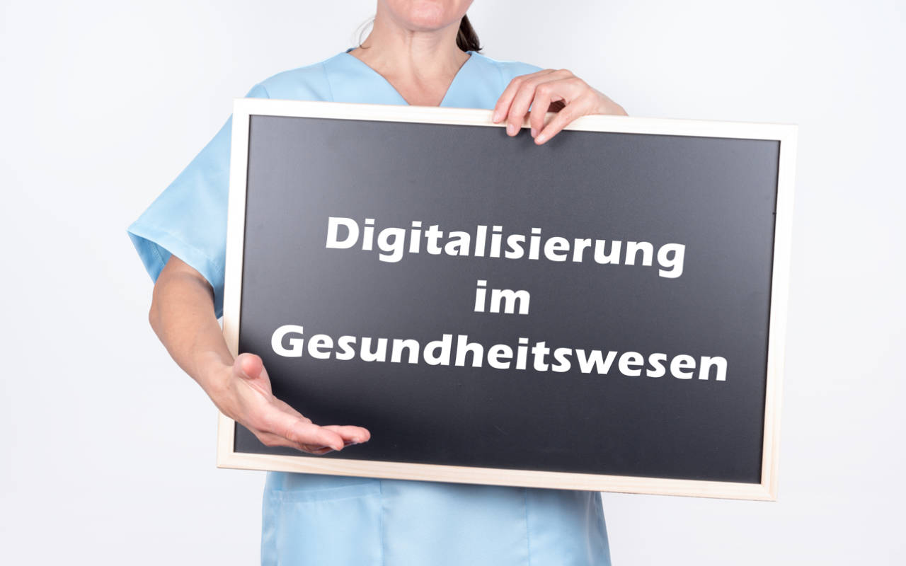 Ärztin mit einer Tafel auf der Digitalisierung im Gesundheitswe