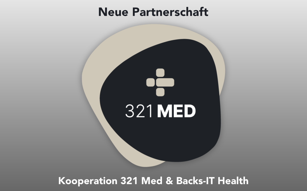 Ärztin mit einer Tafel auf der Digitalisierung im Gesundheitswe