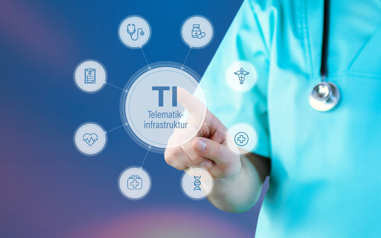 Ärztin mit einer Tafel auf der Digitalisierung im Gesundheitswe