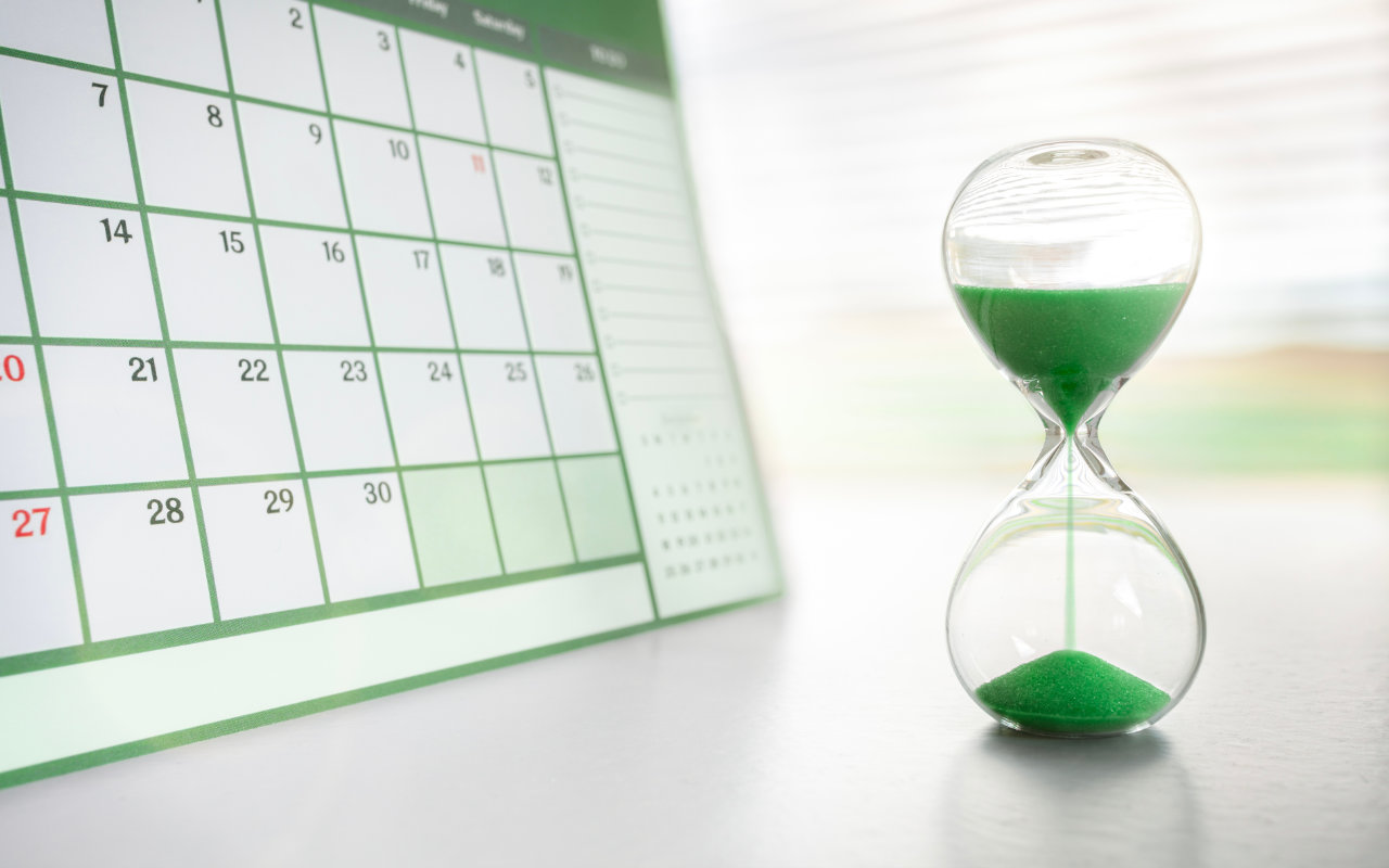 Ärztin mit einer Tafel auf der Digitalisierung im Gesundheitswe